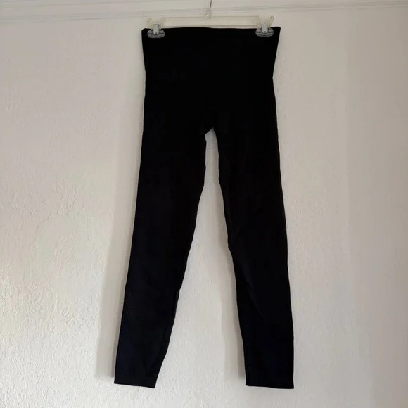 Spanx Look at Me Now Seamless Leggings in Very Black. Size Medium - Picture 5 of 8